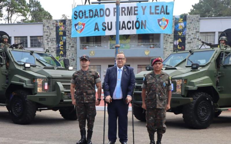 Supervisión y entrega de 4 vehículos tácticos pesados para transporte de personal al Ejército de Guatemala.