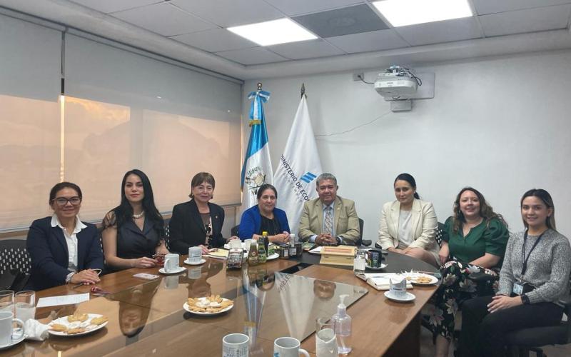 Reunión con personal de la embajada de Canadá presentando el programa Sello Blanco