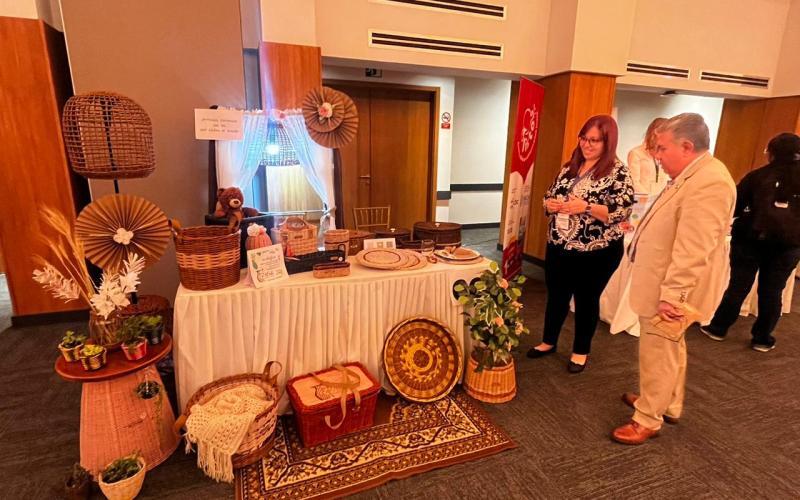 emprendedores muestran sus productos en show room organizado por USAID