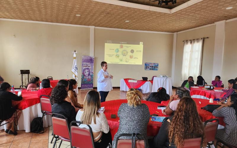 La Secretaria Presidencial de la Mujer Ana Leticia Aguilar Theissen, junto a su equipo de trabajo participaron en el Taller con Organizaciones de Mujeres del departamento de Jalapa