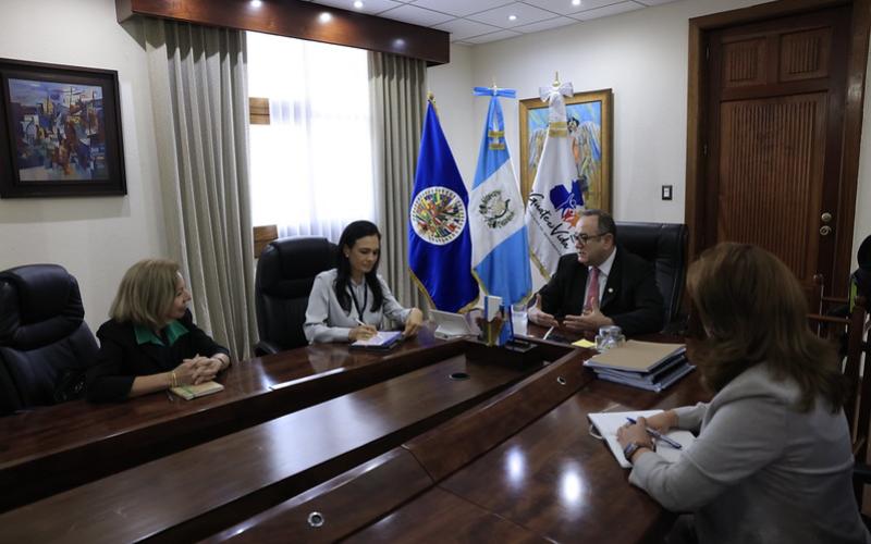 Reunión entre el presidente Giammatei y MOE