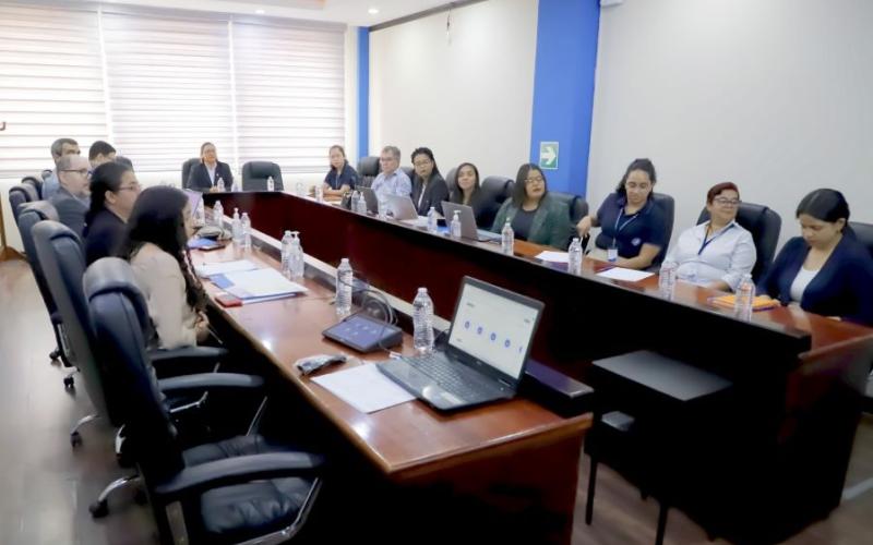 La delegación fue recibida por la gerente general del INE.