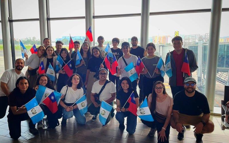 Grupo de 40 becarios que viajaron a la República de China (Taiwán)