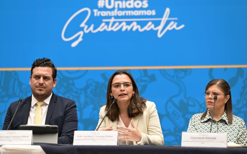 Secretaria general de Planificación participa en conferencia de prensa sobre transición gubernamental.