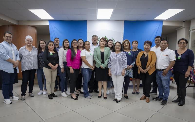 #ProtagonistasMineco | Doña Mónica presenta sus productos en Feria de Independencia #MinecoGt en apoyo a los emprendedores. 