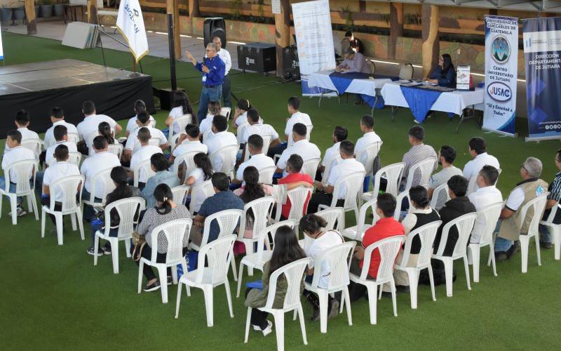 Grupo de estudiantes asistió a Expo Becas Tour a Jutiapa.