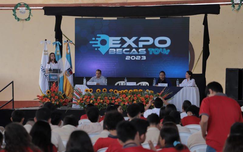 Secretaria general de Planificación se dirigió a los jóvenes interesados en la oferta educativa para Guatemala.
