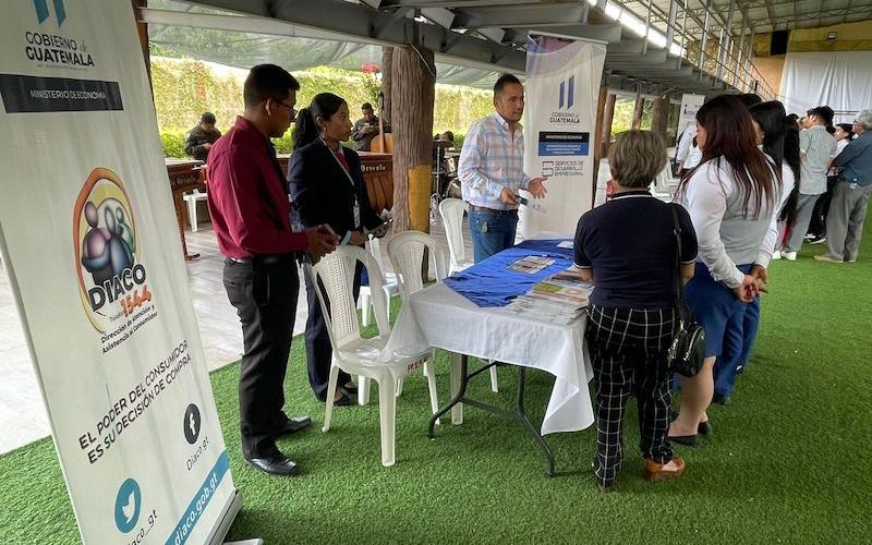 Emprendedores participan en Expo Becas Tour 2023, en Jutiapa