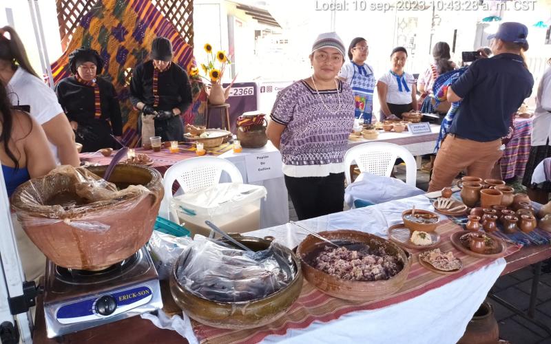 Emprendedores muestran sus productos en feria gastronómica en Chimaltenango