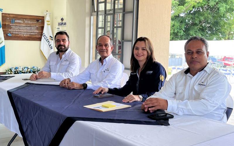 Mesa principal que participó en taller de planificación abierta.