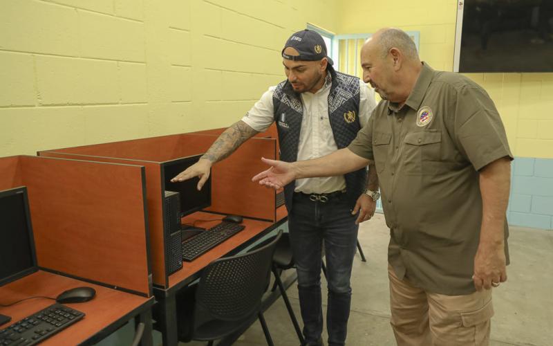 Las autoridades supervisaron el equipo