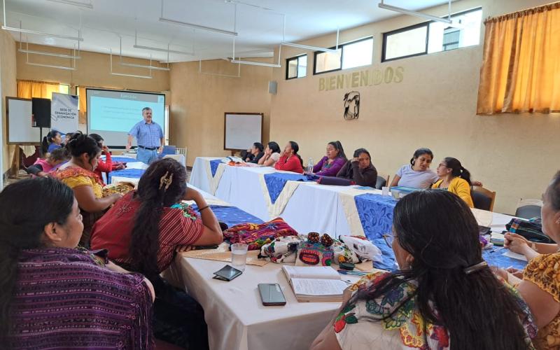 empresarios participan en capacitación de servicio al cliente en Sololá