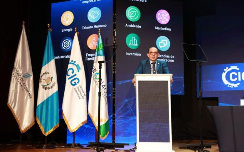 El viceministro de Asuntos Registrales, Juan Carlos Pellecer, participó en la conferencia de prensa de lanzamiento. 