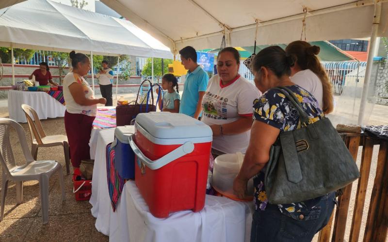 Emprendedores muestran sus productos en Feria comercial en Melchor de Mencos, Petén
