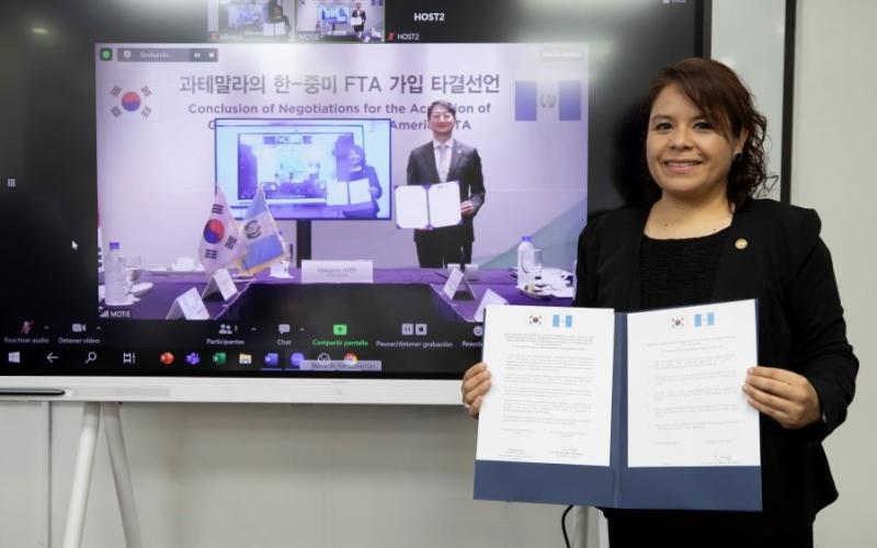 La ministra de Economía, Luz Pérez, presidió la firma.