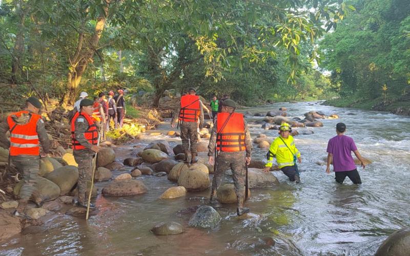 Ejército de Guatemala apoya las tareas de búsqueda y rescate de dos menores en el río Camarón.