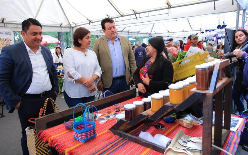 El MAGA realiza feria de hortalizas y productos en el marco del Día Internacional de la Mujer Rural