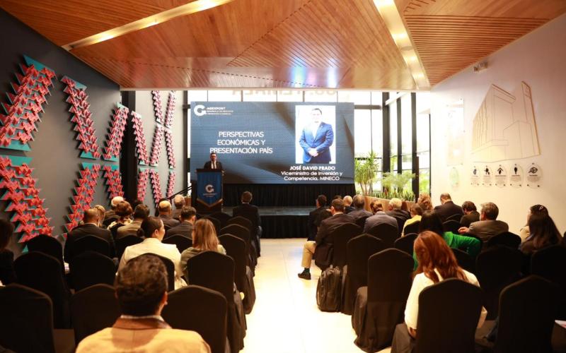 Viceministro de Inversión y Competencia del MINECO, José Prado, brinda presentación sobre perspectivas económicas y de inversión