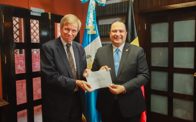 Canciller de Guatemala recibe copias de estilo de embajador de Bélgica 