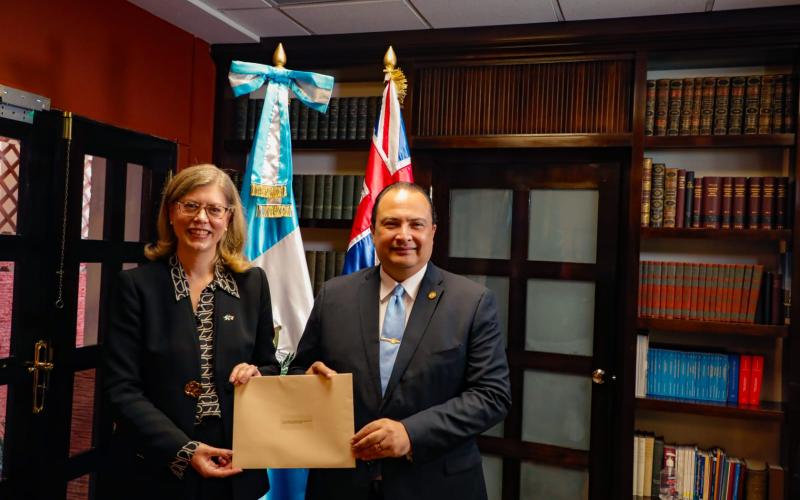 Embajadora de Australia presenta copias de estilo al canciller de Guatemala 