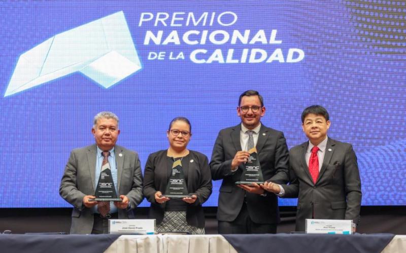 La ministra de Economía, Luz Pérez, acompañada de los viceministros de Desarrollo de la Mipyme, Rodolfo De León (primero de Izq. a Der.); José Prado, viceministro de Inversión y Competencia (tercero de Izq. a Der.) y del director del Sistema Nacional de la Calidad, Alexander Pineda (cuarto de Izq. a Der.); presidió el evento. 