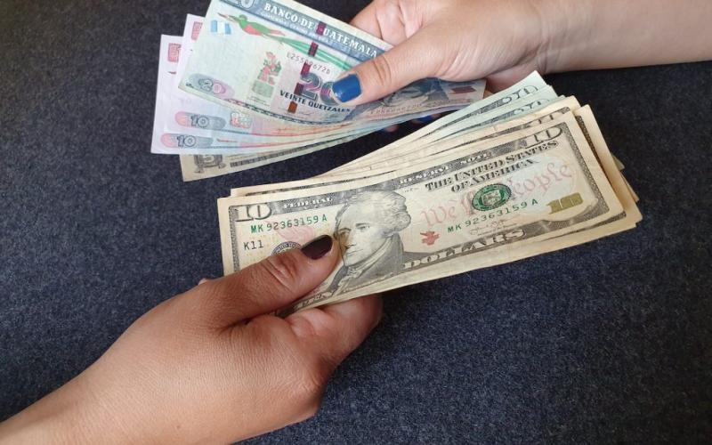 Billetes de Quetzal y dólar