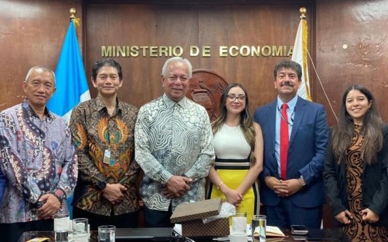 Representantes de la CPOPC y del viceministerio de Integración y Comercio Exterior, después de la reunión.