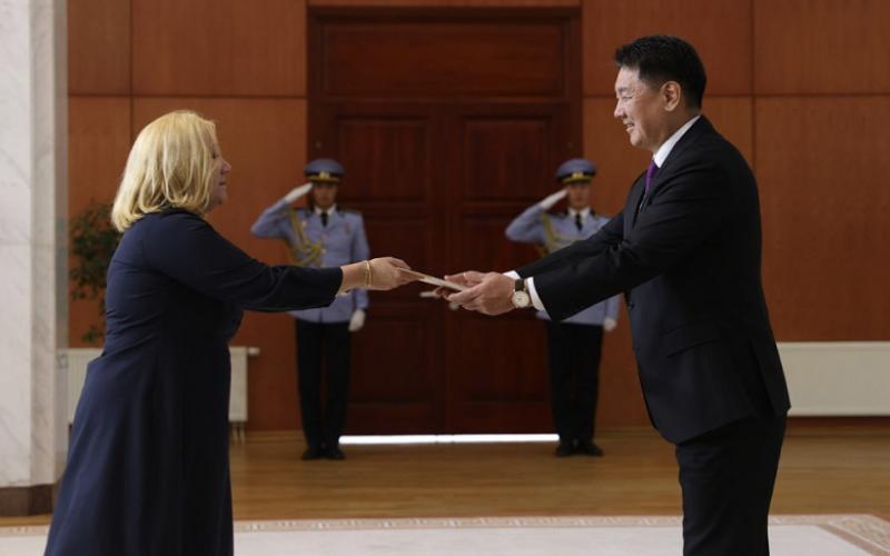 Embajadora de Guatemala presenta cartas credenciales al presidente de Mongolia 