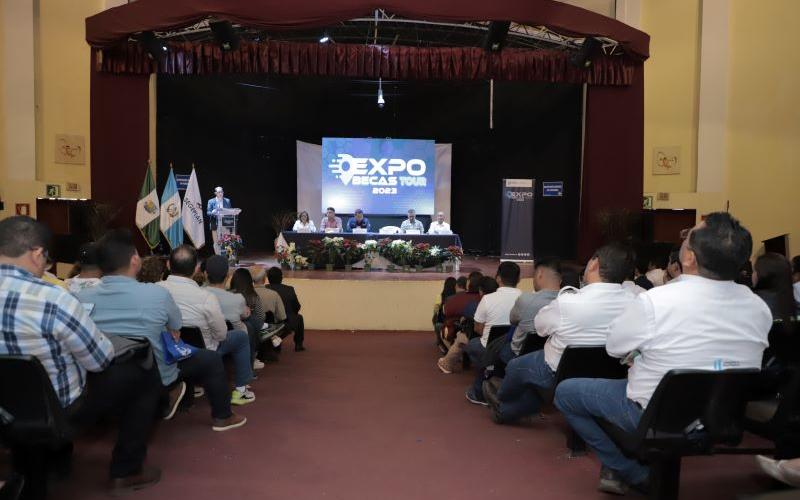 Autoridades de SEGEPLAN y de Escuintla participaron en la inauguración de Expo Becas Tour 2023.