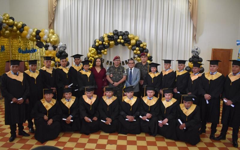 Soldados guatemaltecos concluyen formación educativa por madurez.