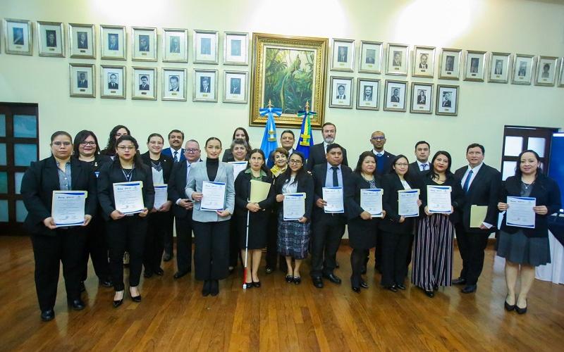 Intecap concluye capacitación en cultura de servicio a funcionarios del Minex  