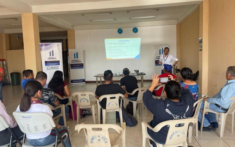 Empresarios de Jutiapa reciben taller sobre desarrollo al emprendedor