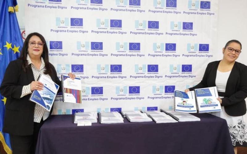 Las ministras de educación y de economía, Claudia Ruiz de Estrada y Luz Pérez, respectivamente, presidieron el evento.