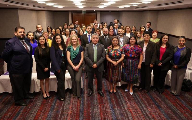 El viceministro de Desarrollo de la MIPYME (centro), Rodolfo De LEÓN, durante su participación en el evento.