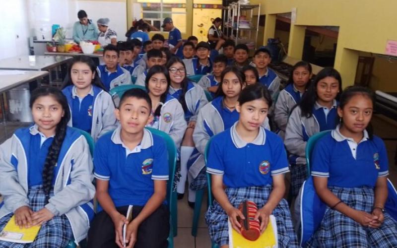 Estudiantes de Panajachel son capacitados sobre la importancia de una buena alimentación