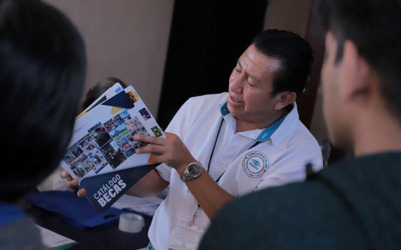 Población de Santa Rosa conoce opciones para optar a becas de estudios superiores