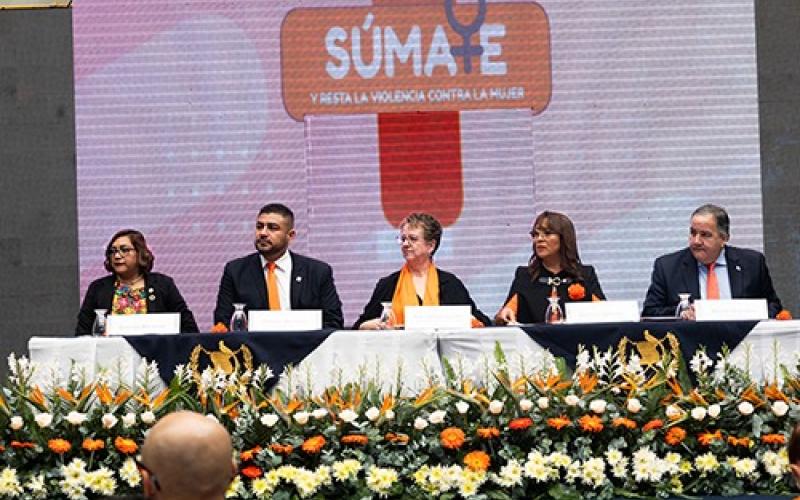 Autoridades en Mesa Principal