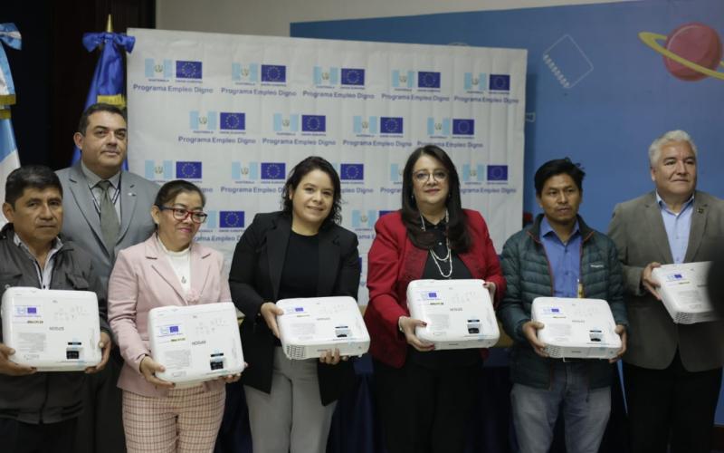 Ministra de Economía hace entrega de equipo de computo al Mineduc