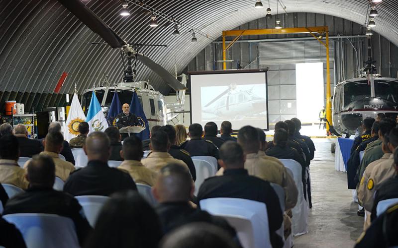 Autoridades de Gobernación celebran el Día de la Aviación Policial