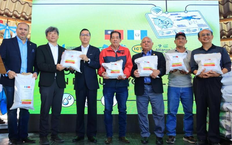 Capacitan a agricultores en el uso de drones y producción de semilla mejorada