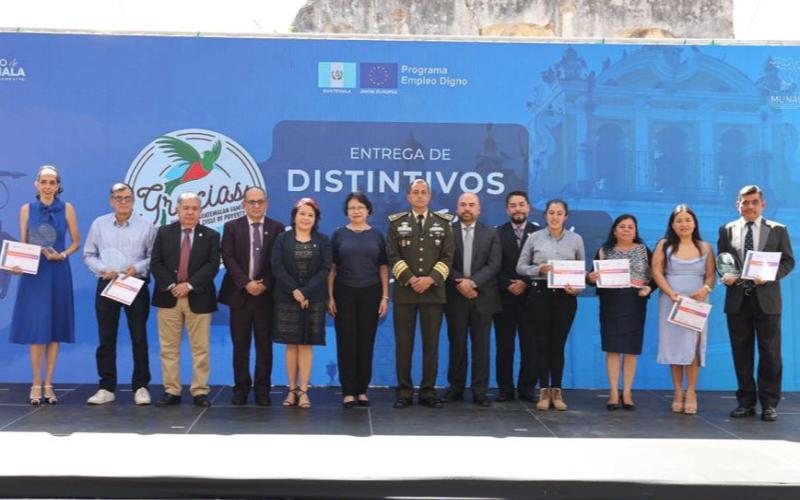 Autoridades del Mineco, entregan distintivos Sello BLanvo.