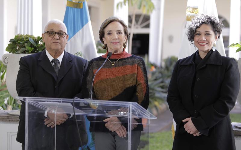 Presentación de autoridades ante la prensa