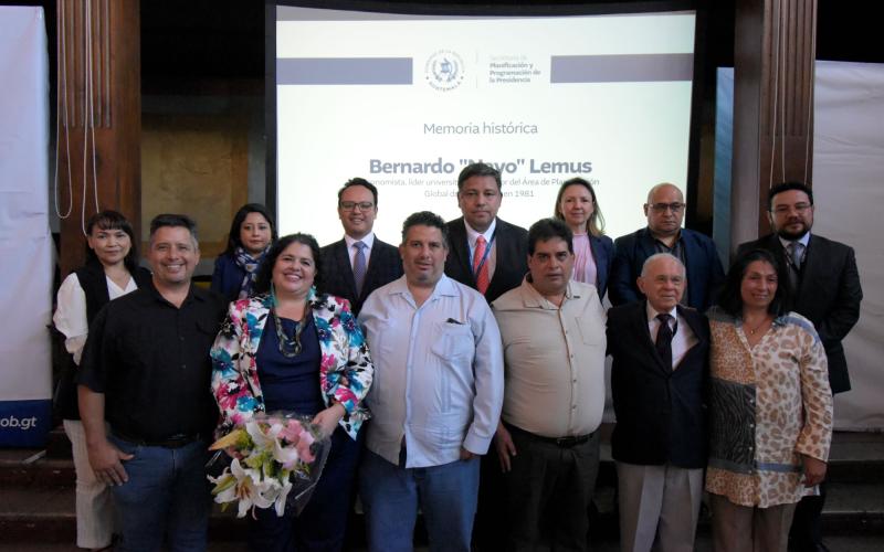 Homenaje a Bernardo Lemus Mendoza por parte de SEGEPLAN.