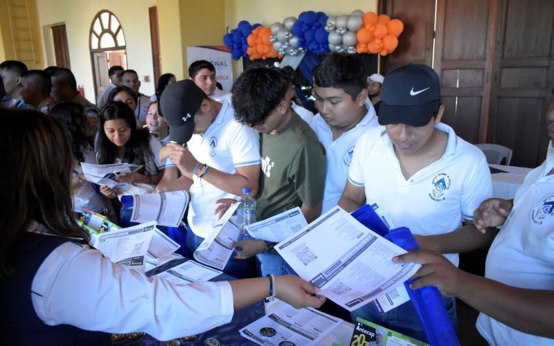 Jóvenes interesados en optar a becas nacionales e internacionales.