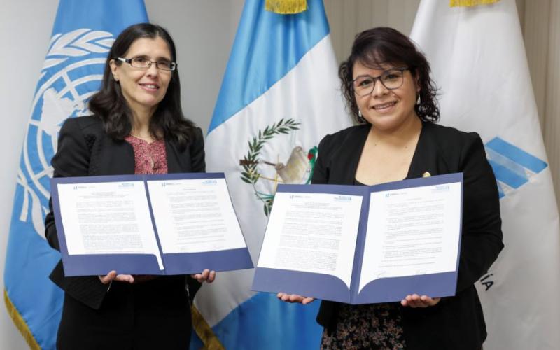 De izquierda a derecha se observa a la  la representante de País de ONU Mujeres Guatemala, Gloria Carrera y a la ministra de Economía, Luz Pérez.