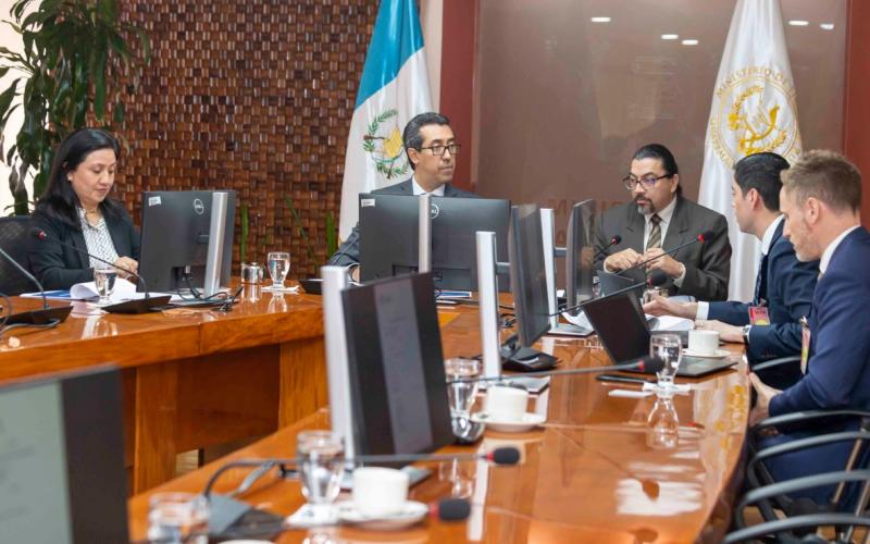 Autoridades del Minfin presentan perspectivas fiscales 2024 a calificadora de riesgo Fitch Ratings