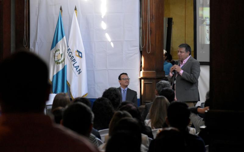 Presentación del secretario general de Planificación, Carlos Mendoza, ante personal de SEGEPLAN.