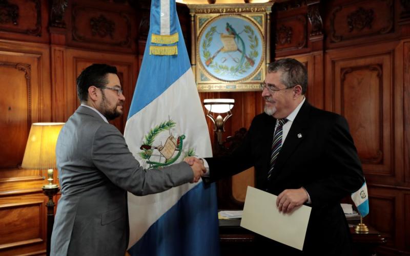 Presidente Bernardo Arévalo Juramenta a nuevo Comisionado COPADEH