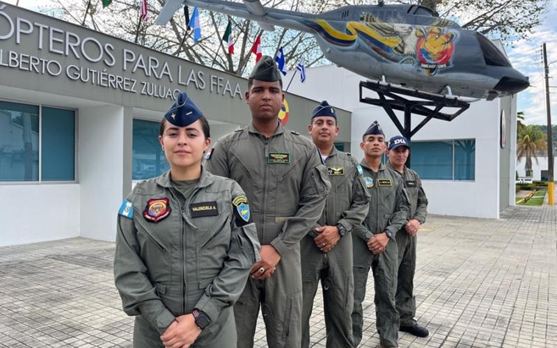 Oficiales del Ejército de Guatemala se forman en Colombia como pilotos de helicóptero.