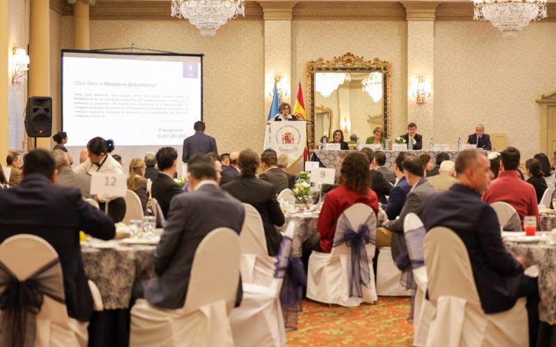 Ministra Gabriela García se dirige al publico presente